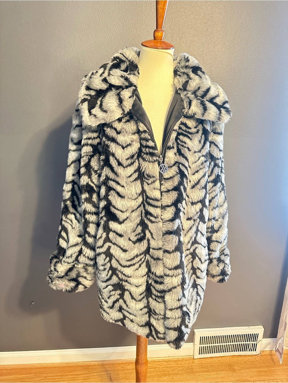 Dennis Basso Reversible Snow Tiger Faux Fur Coat Women’s S Black Gray